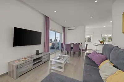 Image de Elegant Flat with Balcony in Lagos by HostWise