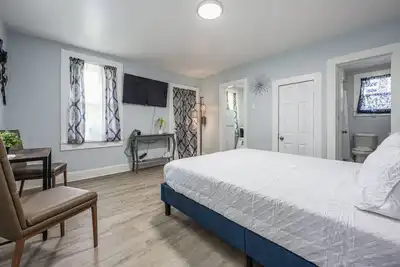 Image de Bright, Clean Studio Minutes to Beaches