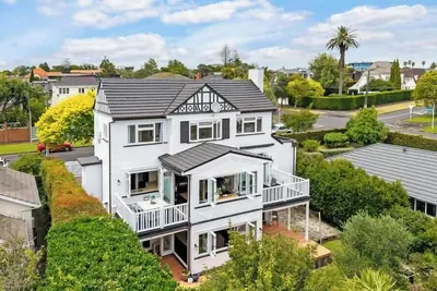 Image de Rose Cottage – Where Charm Meets Coastal Sophistication.