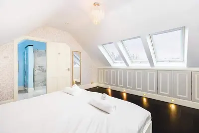 Image de Large 4 Bed Family Home in Kenilworth with parking