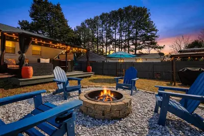 Image de Save 15% Off in May: Cozy Home & Perfect Location! Hot Tub, Fire Pit, Grill, & Fenced Yard For Pets!