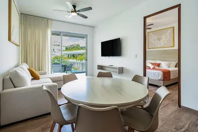 Image de Luxurious condo with resort-like amenities - immerse in tranquility and wellness