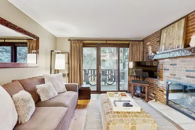 Image de Cozy condo w/ full kitchen, fast wifi & great location - near skiing