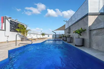 Image de Sky and Peak Adjacent Units in Central Cairns