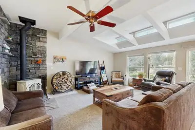 Image de Pet friendly home steps to Deschutes River with hot tub, foosball & play set