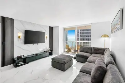 Image de Renovated Ocean-View Lux Condo with Balcony & Parking