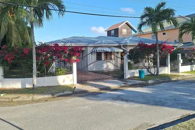 Image de The Winter House _Tobago\nWalking distance to Store Bay Airport and Crown Point.