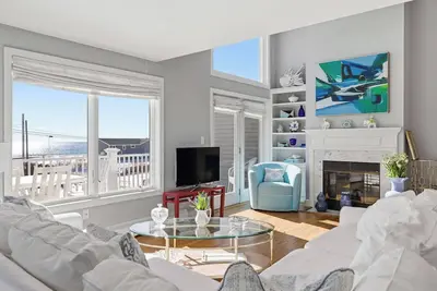 Image de Sun-drenched Decks with Ocean Views Steps from Gooch's Beach