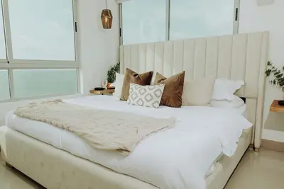 Image de 2 Bedroom. 2 Bath. Sleeps 5. Discounted Month rental. Newly Furnished