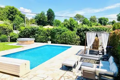 Image de Villa familiale tout confort! Piscine, Spa, jeux et proche commodités