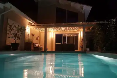Image de Belle maison contemporaine avec piscine et pool house dans un village calme.