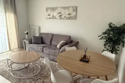 Image de *Deux pièces moderne avec balcon et vue dégagée*