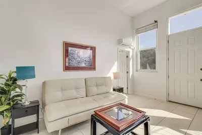 Image de Near Apollo Beach! Bright Apt w/ Essentials