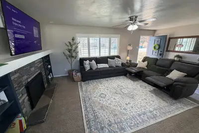 Image de Raptor Retreat dino themed spacious 3 bedroom home sleeps 10 great for families