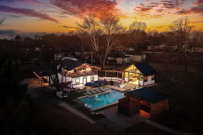 Image de Htd Pool-Hot Tub-Fire Pit-Fenced Yard-Dogs Welcome