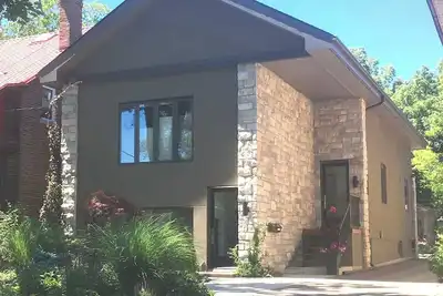 Image de Lakeside Designer Retreat | Minutes to Downtown