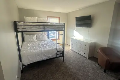 Image de 3-bedroom in charming North East Minneapolis. W/ Sauna, Game Room! Hot Tub May 1