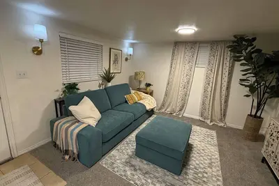 Image de Stylish Bungalow Basement Apartment