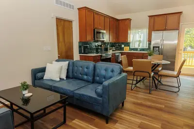 Image de New Modern Home Near Kc Attractions