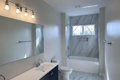 Image de 5-bedroom spacious house in welcoming Indianapolis with privacy fenced yard