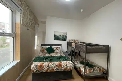 Image de Family Bedroom with Attached Bathroom in Blackpool-Families and Couples Only