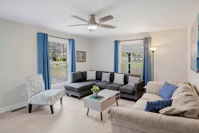 Image de 8 Min to Downtown - 3rd Night Discount on Weekends