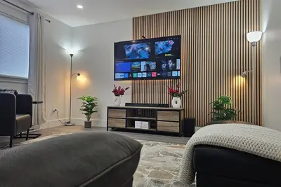 Image de Luxury Home with Private 2-Bedrm/1+½ Bathrm in a \"limited\" Shared Lounge/Kitchen