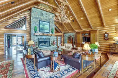 Image de Home Theater, Gym & Hot Tub: Luxe Versailles Home!