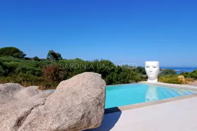 Image de Villa Ismarea : un refuge élégant avec piscine privée à quelques pas de la mer. - Sardinia U. . .