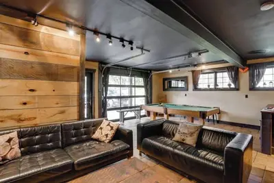 Image de Industrial Loft 1, Hot Tub, Pool Table & Private Lake Escape