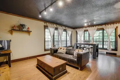 Image de Lakefront Loft 3, Retreat | Fireplace, Hot Tub & Paddleboards | Sleeps 4