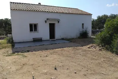 Image de maison avec grand jardin au calme