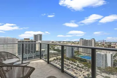 Image de Downtown Condo | City Views & Bayside Steps Away
