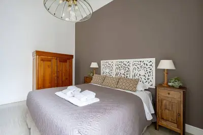 Image de Spacious & Serene Apartment