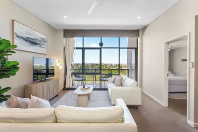 Image de Experience the perfect blend of urban convenience and natural beauty in this spacious, light-filled 3-bedroom apartment. Situated on the doorstep of Kings Park and the Swan River, this home offers a tranquil retreat right in the heart of Perth.