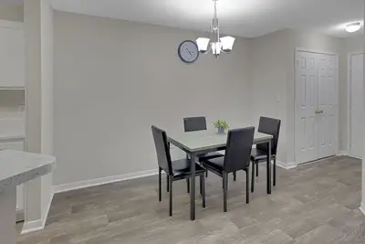 Image de Modern Comfort w/ Balcony, Kitchen & WiFi