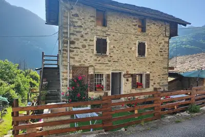 Image de Cozy mountain chalet, with private fenced garden, pets allowed!