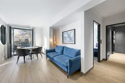 Image de Enjoy breathtaking valley and waterfall views from your private balcony in this stylish King Suite.