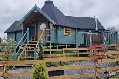 Image de Luxury Glamping Lodge with hot tub set on a beautiful, Mid Wales hillside