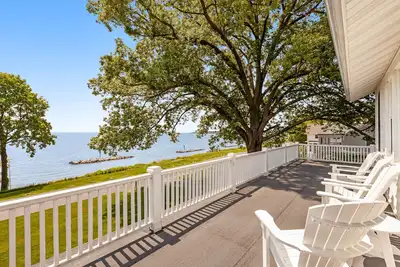 Image de Waterfront home with scenic porches, yard, grill, jetted tub, central Ac, & W/D