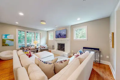 Image de 3-story home near river with patio, firepit, Ping-Pong, grill and wood fireplace