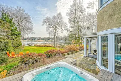 Image de Beautiful waterfront home on The Chesapeake Bay with private dock & beach access