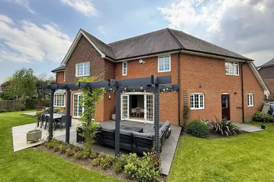 Image de Six bedrooms, games room, firepit garden and sweeping field views