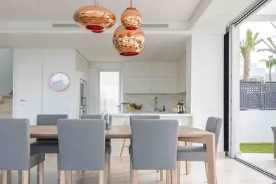 Image de Modern 4+ bedroom villa with private pool in Marbella. Sleeps 8, walk to beach.