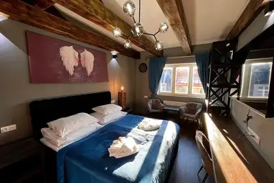 Modern Wood Loft | 7 Min to Colonnade