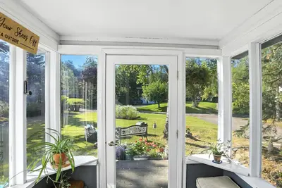 Image de Modern Comfort Meets Historic Railroad Charm