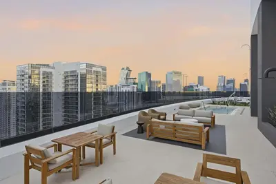 Image de Upscale Downtown Condo  Pool, Gym & Skyline Views