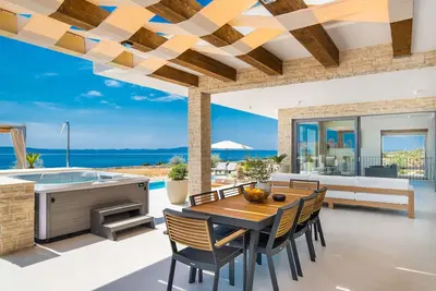 Image de 5* Luxury Seaview Villa Plant 2 with pool