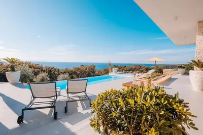 Image de 5* Luxury Seaview Villa Plant 6 with pool