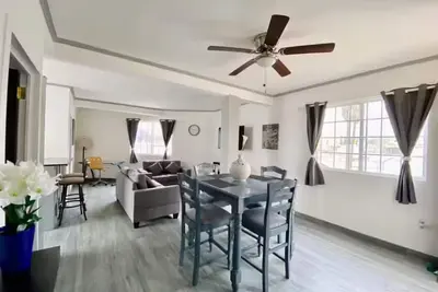 Image de Spacious Suite + Parking | 15 min Sy Border